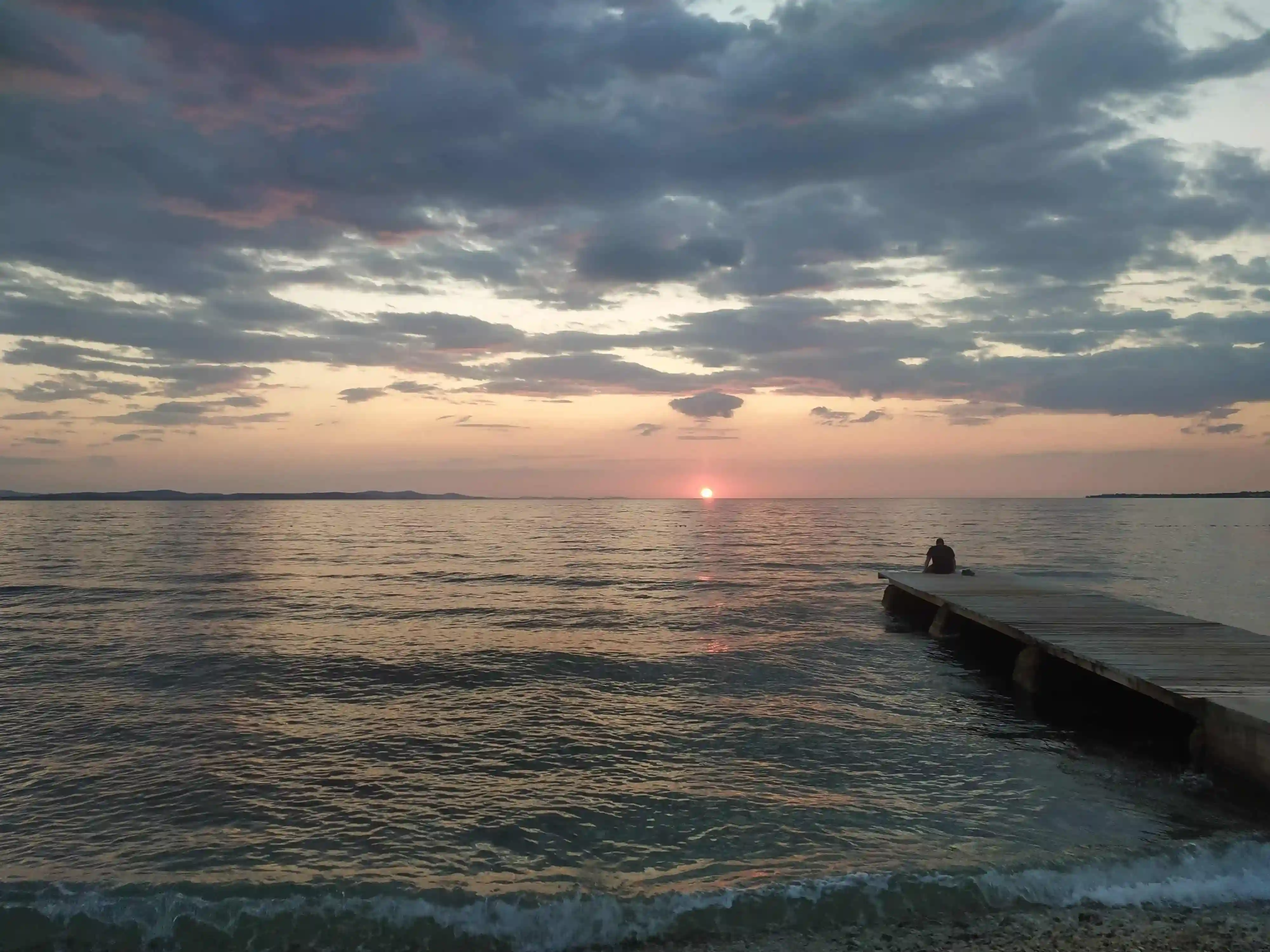 Zdjęcie morza podczas zachodu słońca zrobione na wymarzonych wakacjach.