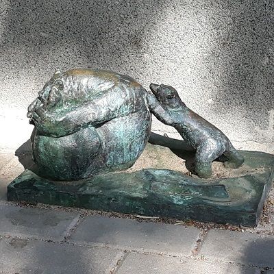 Miś PCHAJĄCY KULĘ